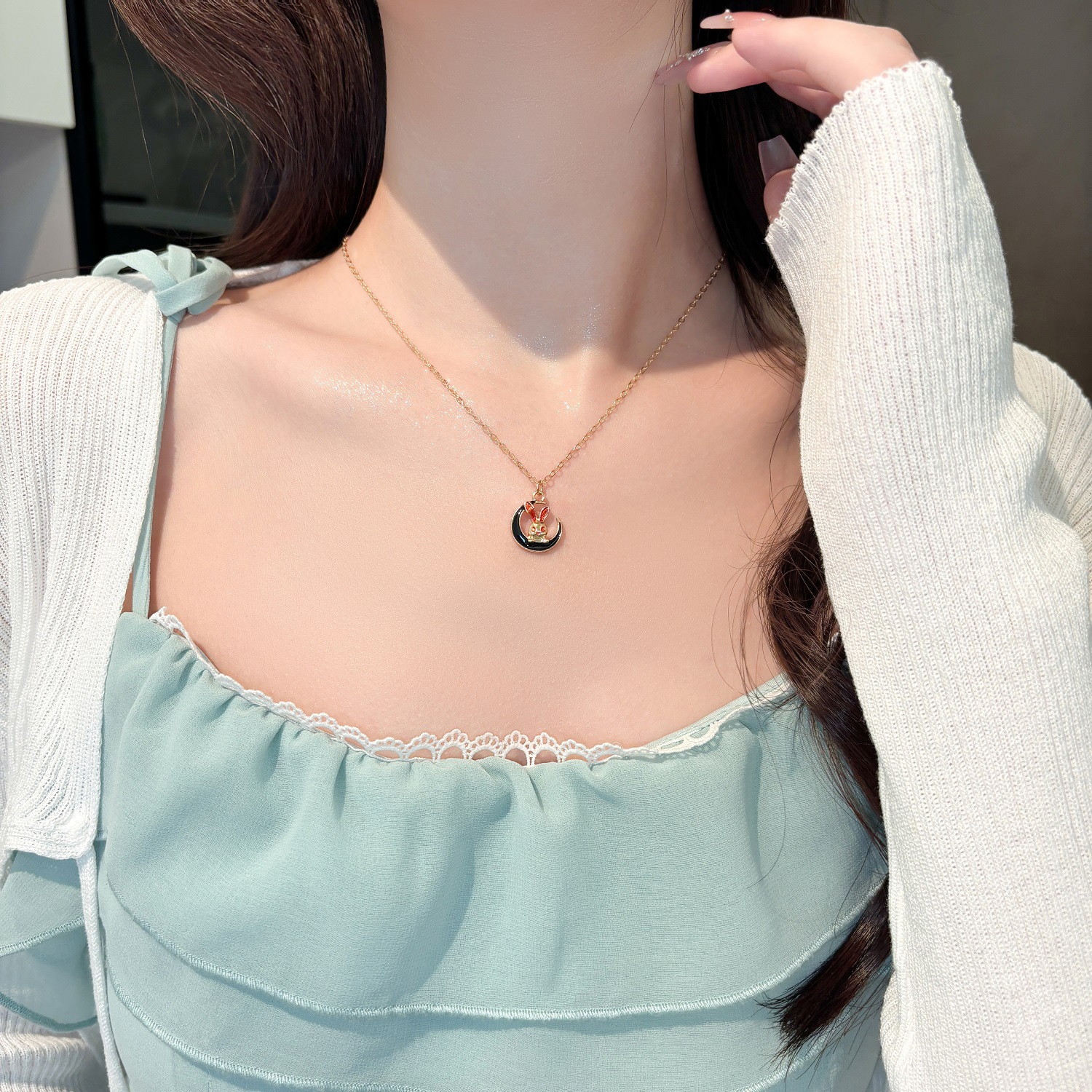 暗黑风合金电镀滴釉黑月红耳兔吊坠项链配饰女轻奢高级感饰品批发