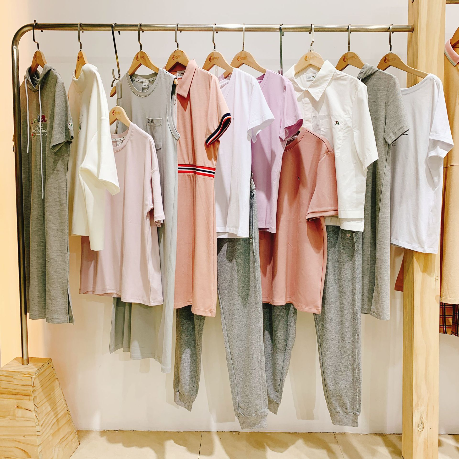 女装品牌折扣撤柜正品连衣裙尾清仓实体一手直播货源批发花雨伞