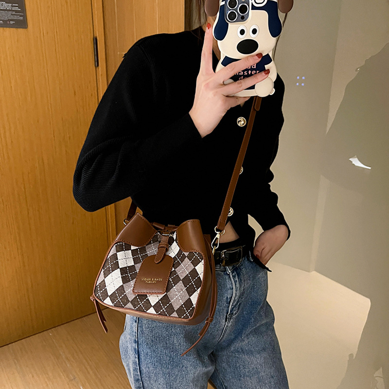 High Sense Diamond Crossbody Bag Women's 2022 New Winter Niche Design Online Popular Single Shoulder Bucket Bag