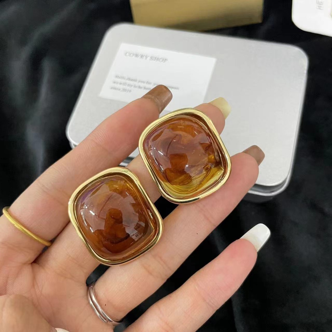 French Retro Amber Earrings for Women Niche Design Advanced Earrings 2023 New Temperament Entry Lux Earrings