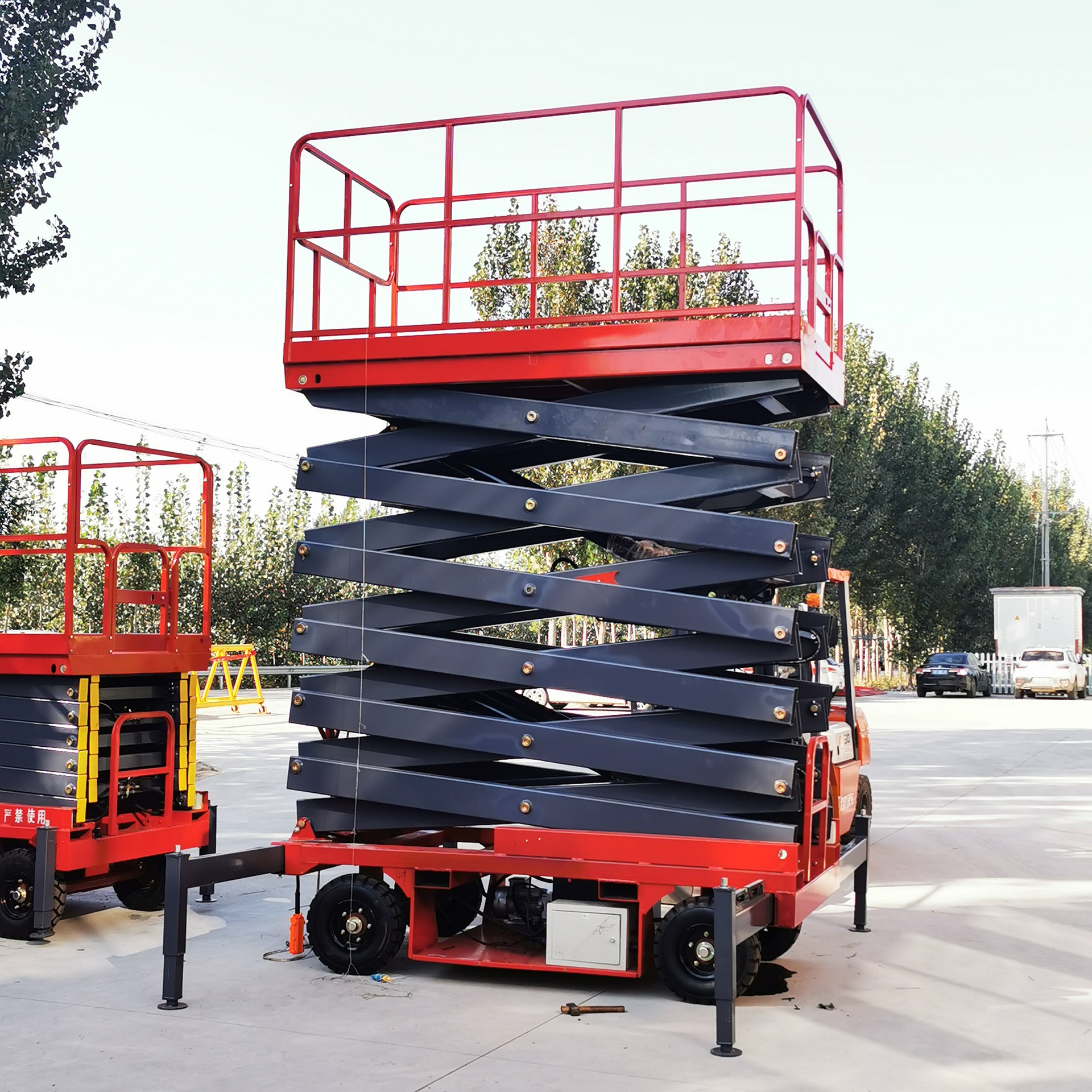 移动剪叉升降机 高空作业施工载人升降平台 液压升降机电动平台车