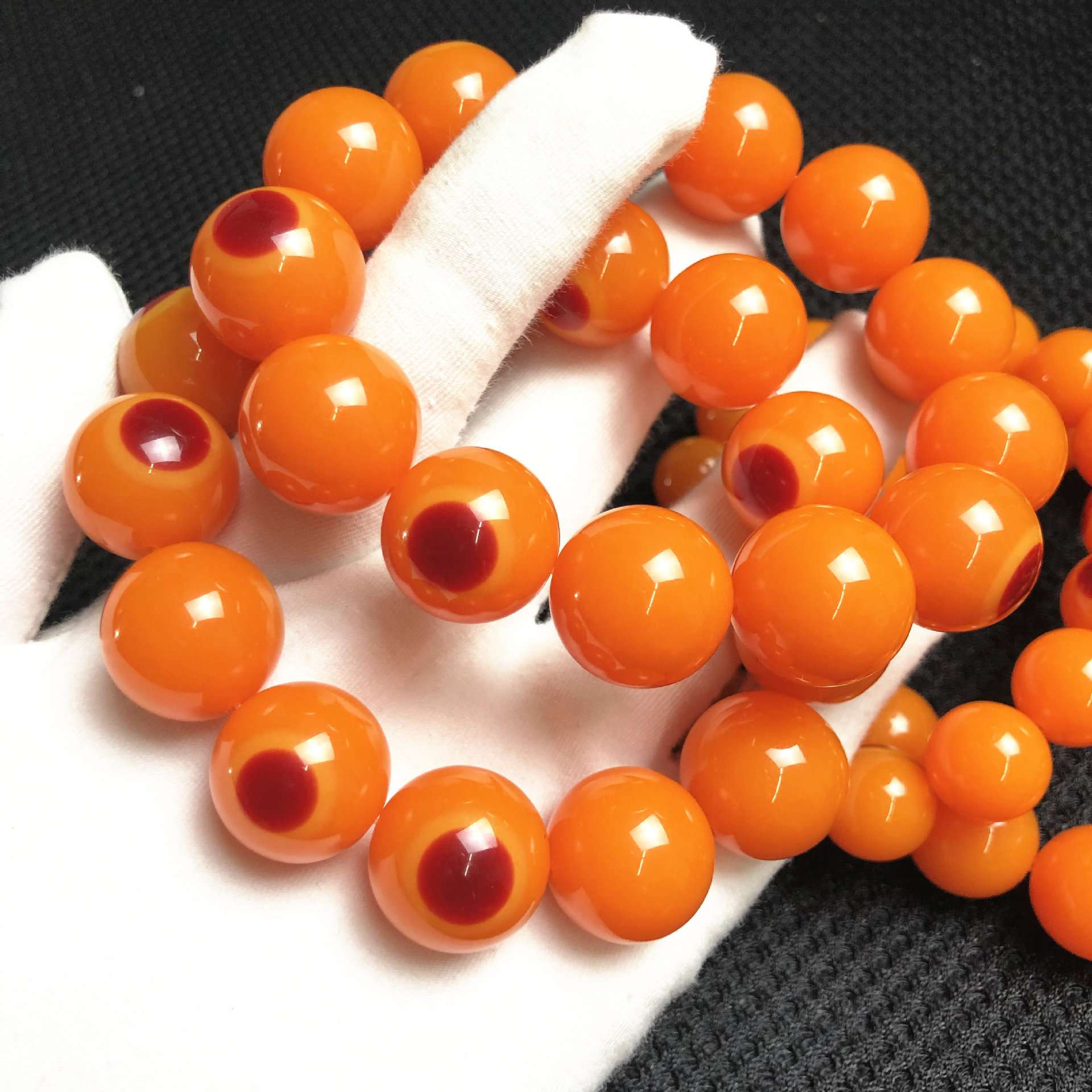 厂家直供二代蜜蜡琥珀荧光浮盐水鹤顶红鸟头手串手链佛珠直播货源