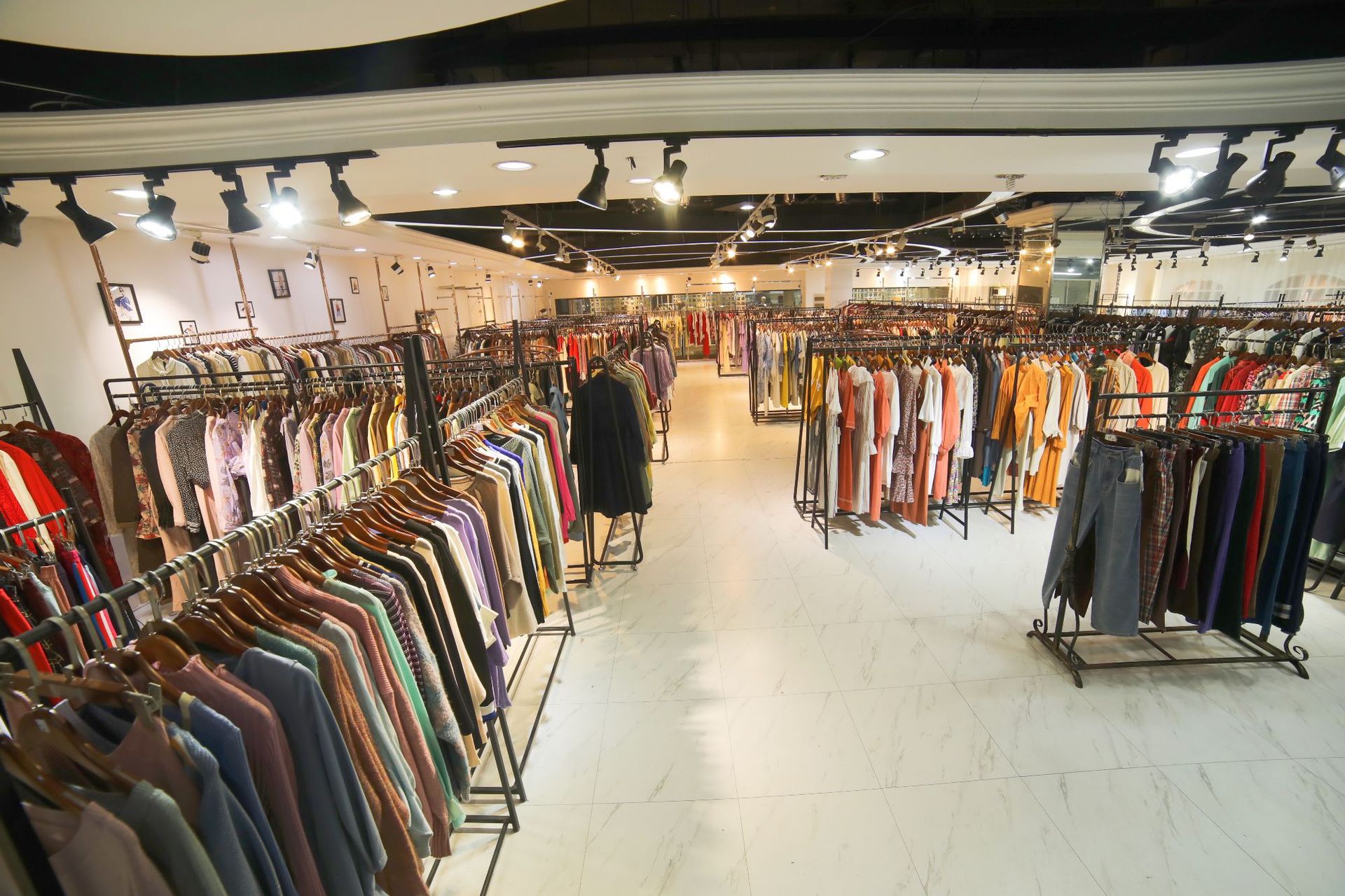 杭州四季青档口品牌女装实体开店直播货源批发走份挑款一件代发