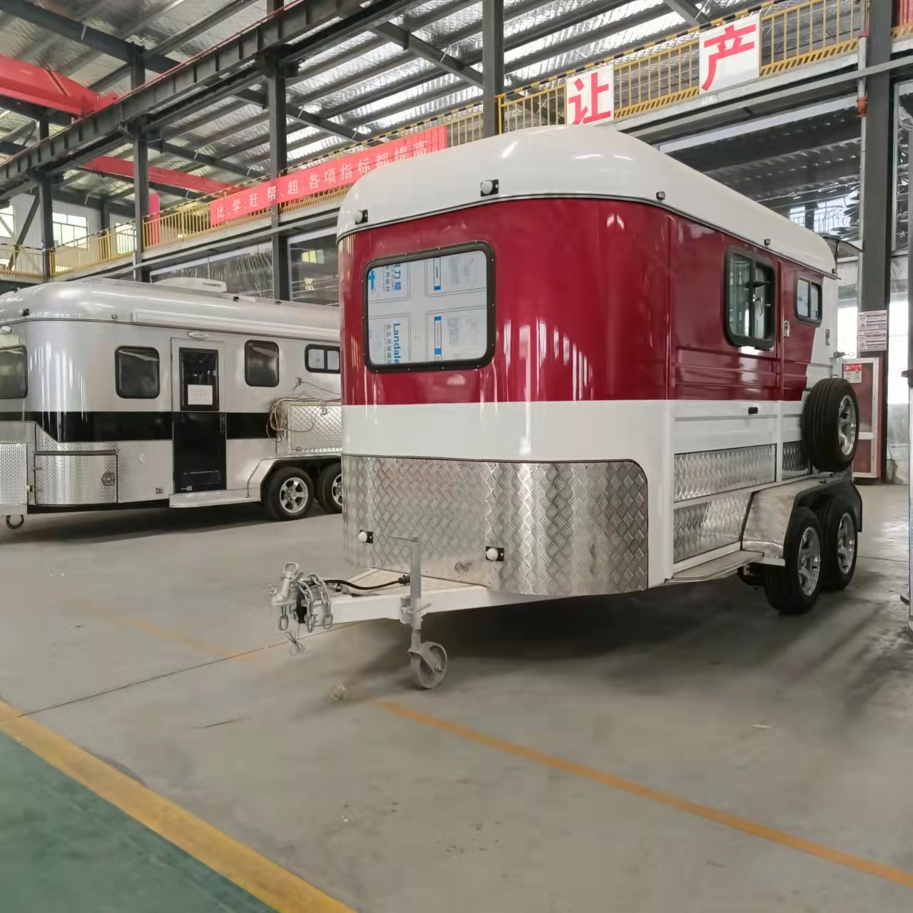 济南金力运马车三马位两马位豪华装斜装运马车