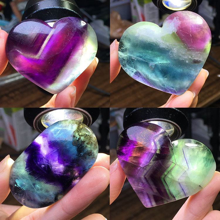 天然七彩萤石爱心水晶打磨吊坠原石原矿千层彩虹鱼缸石手把玩摆件