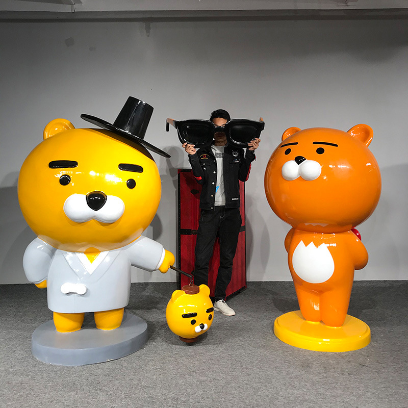 网红kakao熊公仔玻璃钢商场奶茶店瑞恩狮打卡拍照装饰座椅大摆件