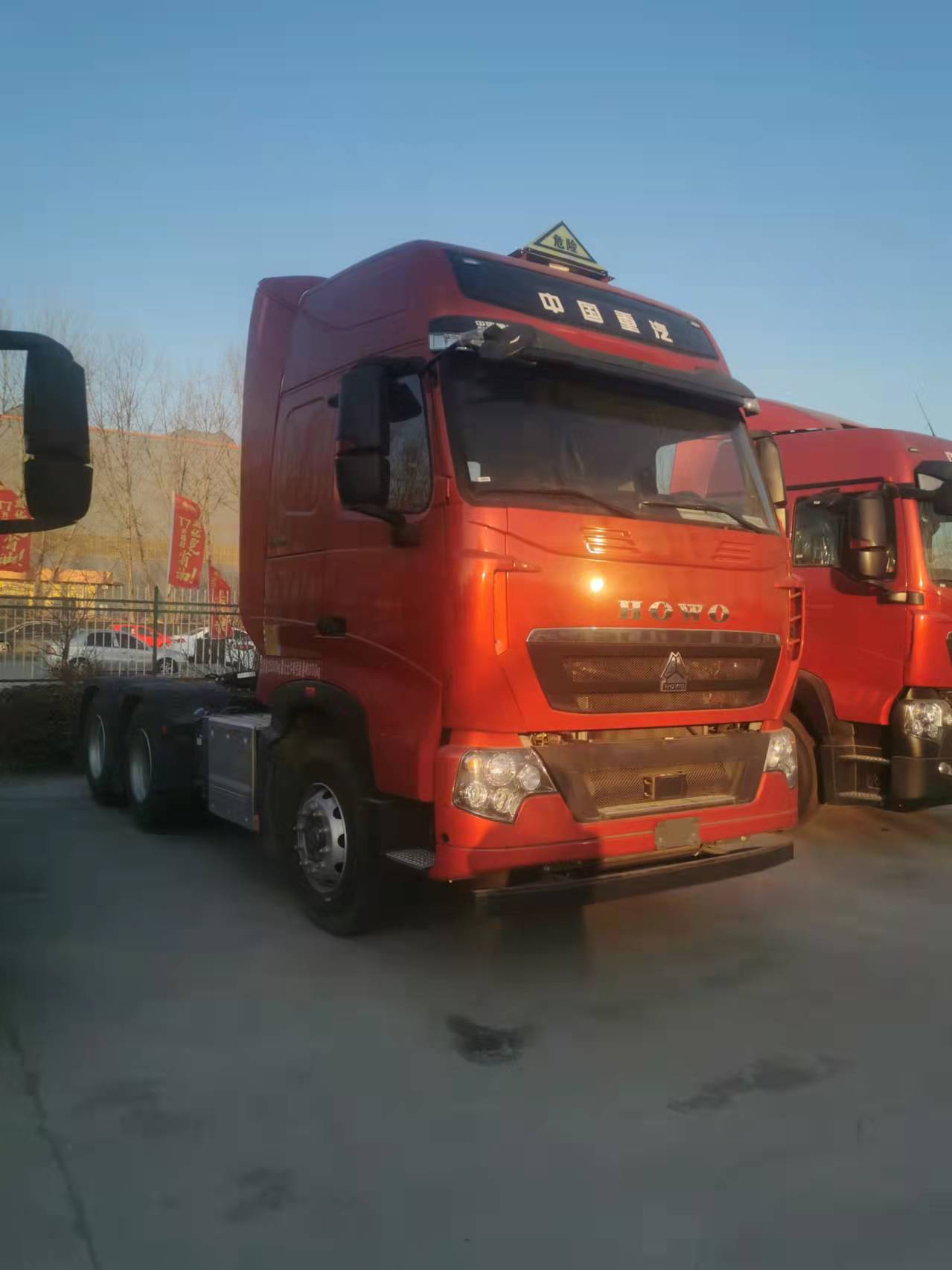 豪沃t7h水晶红国六440马力危险品牵引车
