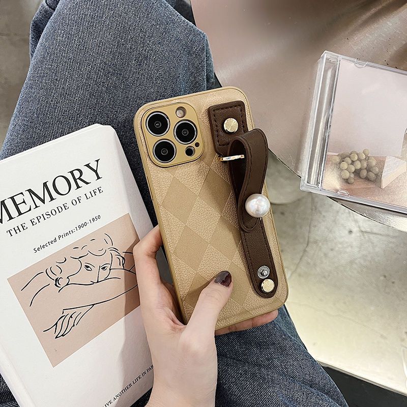 网红皮质腕带适用iphone14手机壳苹果13菱格12/11全包xr/xsmax女7