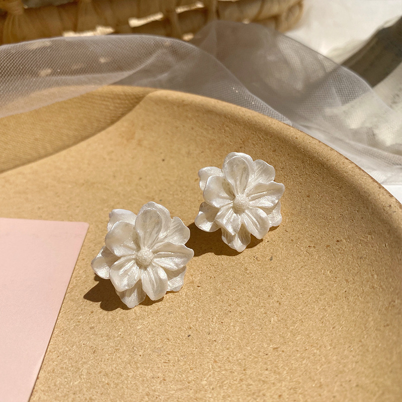 Camellia Stud Earrings French Retro Tea Earrings Female Temperament Texture Flower Ear Clip without Pierced Sweet Earrings