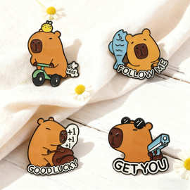 创意时尚可爱卡皮巴拉徽章卡通水豚胸针背包装戴饰品小众配饰胸章