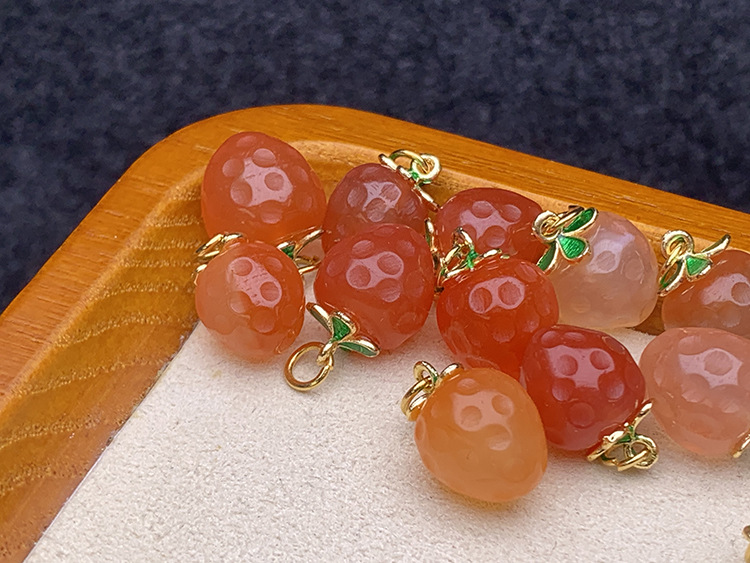 可塘彩宝天然阿拉善玛瑙玉小草莓小雕刻件吊坠配饰 小额批发