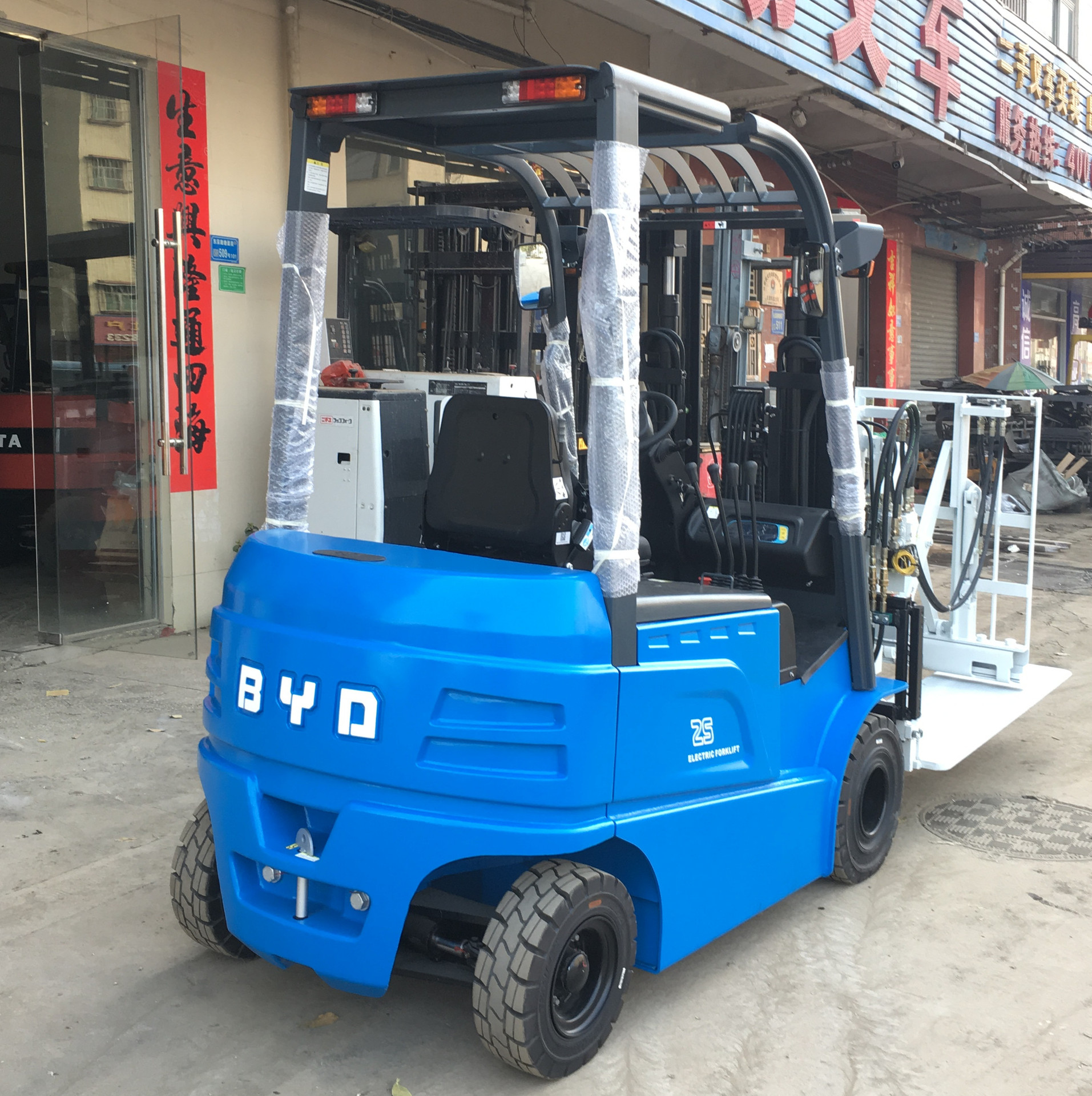 2.5吨比亚迪铁锂电池电动叉车两节自由提升门架配快装型推拉器