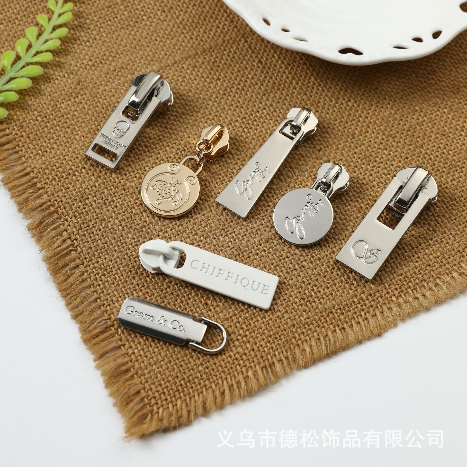 Factory Wholesale Production Zinc Alloy Zipper Puller Bags Metal Zipper Pull Card Bag Zipper Brand Clothing Hardware Accessories