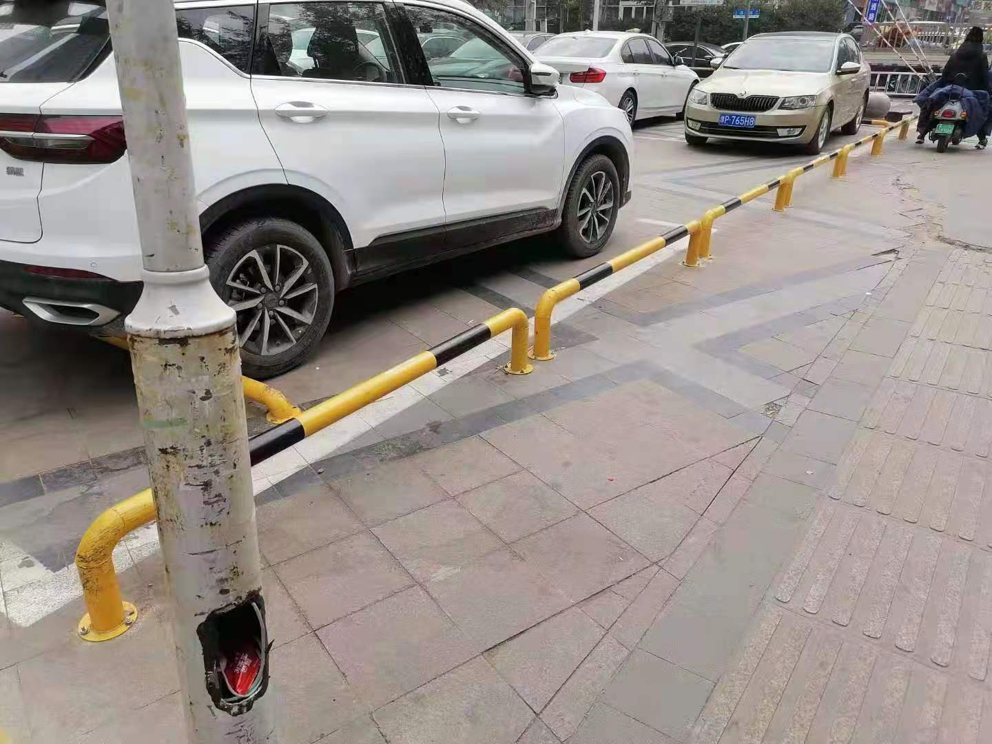 停车场车位挡车器防护栏 车库车轮限位器 u型m型钢管防护栏阻车器