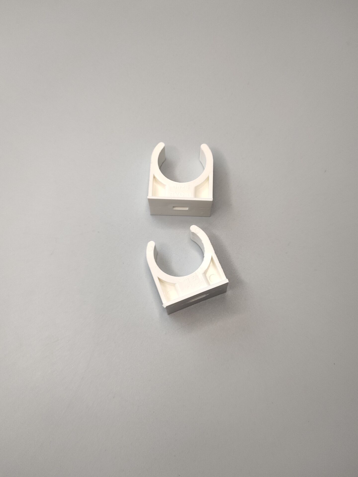 雄塑pvc u型管卡 卡扣管夹 马鞍卡鞍型 给水配件20 25 32白色