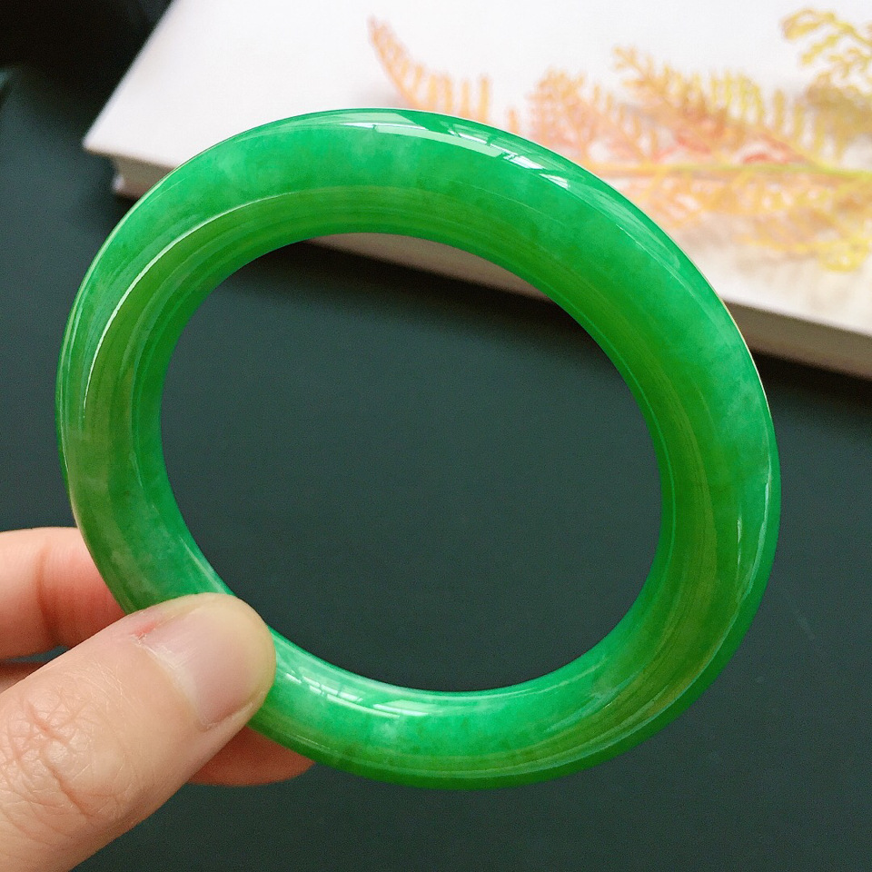 缅甸老坑满绿翡翠手镯冰种阳绿圆条玉手镯帝王绿玉器拍卖