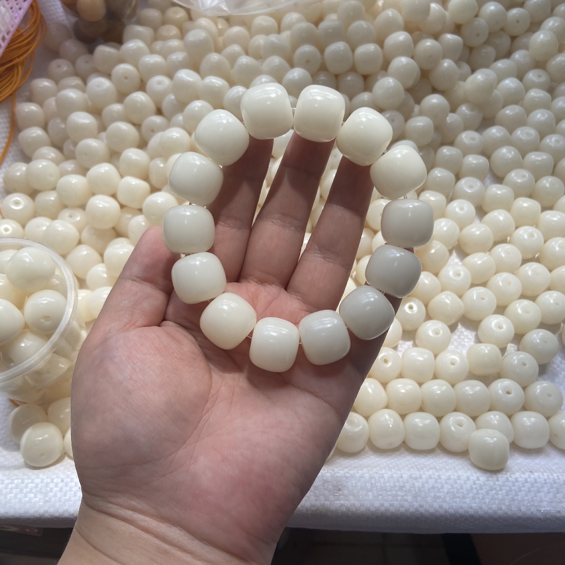 工厂直供大尺寸白玉菩提根桶珠菩提子散珠批发文玩手持手串