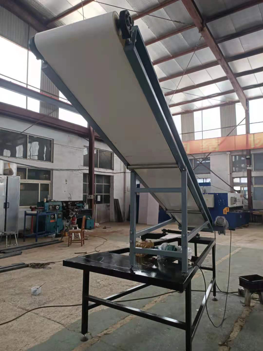 厂家定制90度自动上料分摊摇摆布料输送机斜坡皮带爬坡摇摆输送机