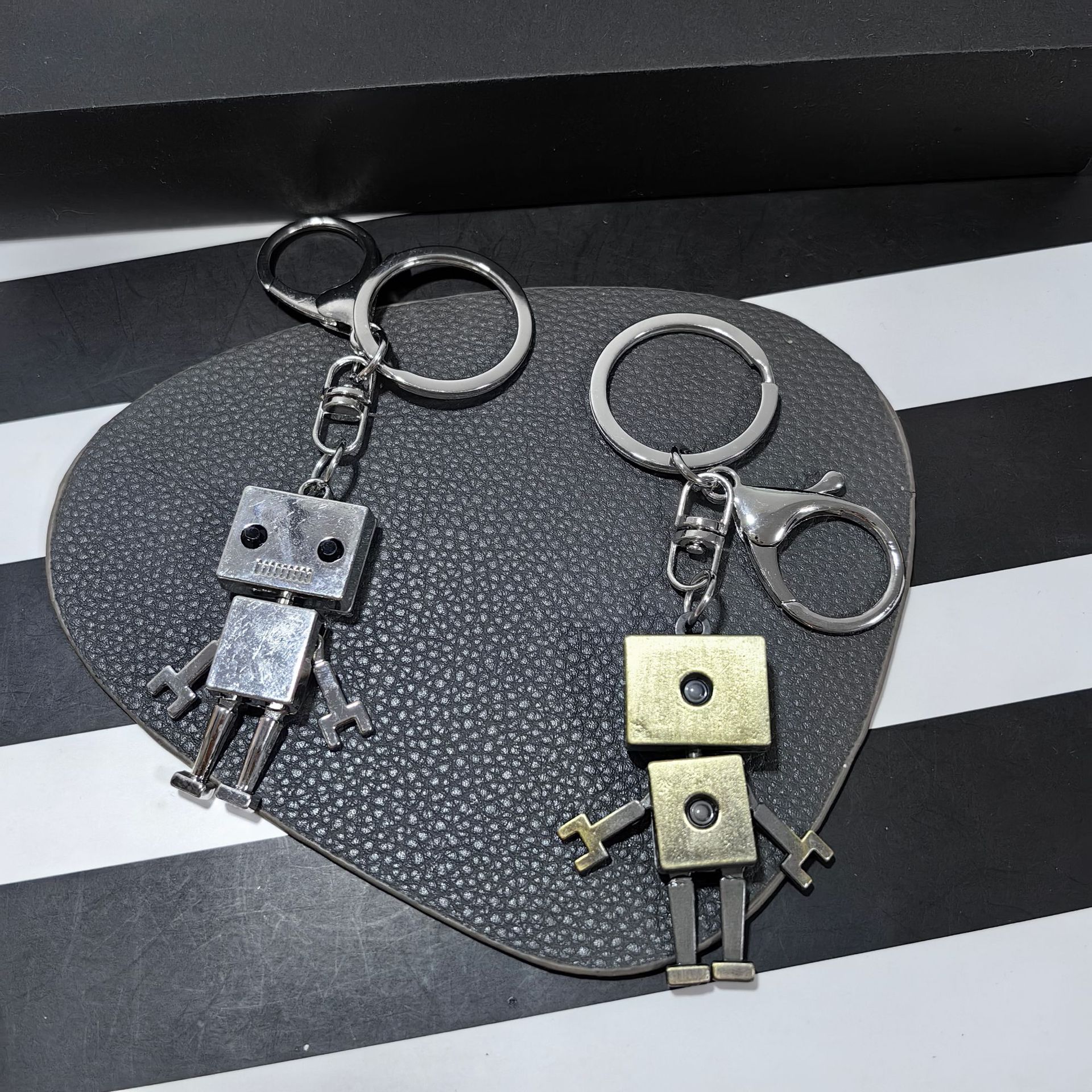 Cross-Border Hot Alloy Carton Robot Car Key Ring Big Head Movable Robot Keychain Pendant