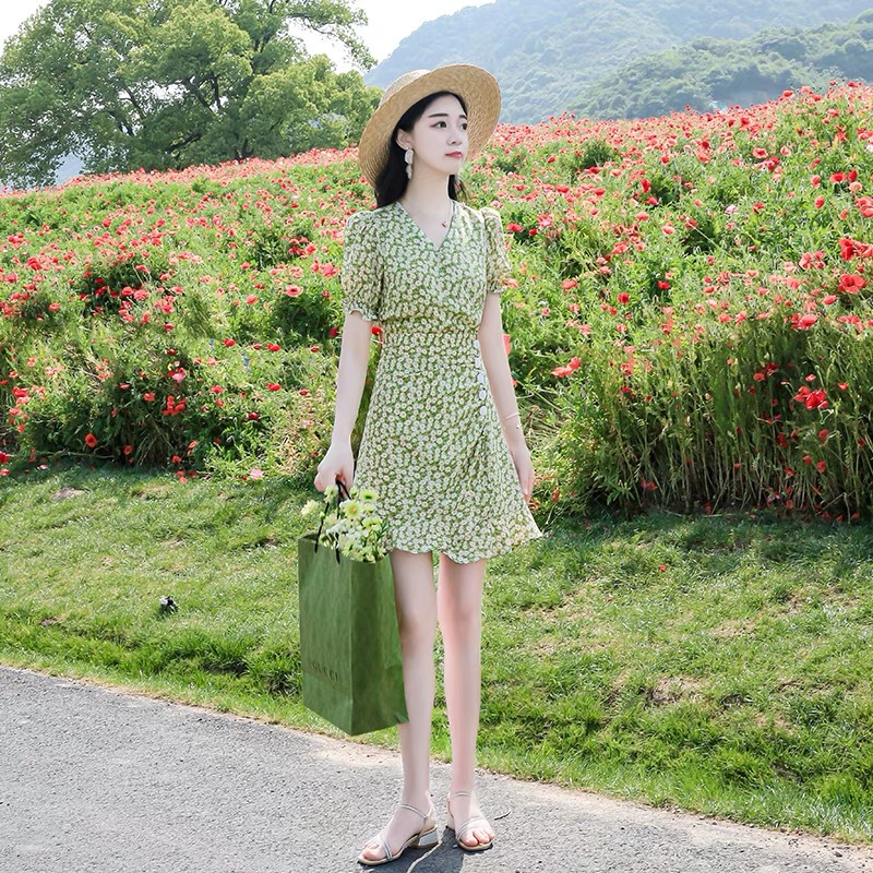 法式连衣裙女2021夏季新款泡泡袖短款绿色小雏菊碎花裙子时尚洋气