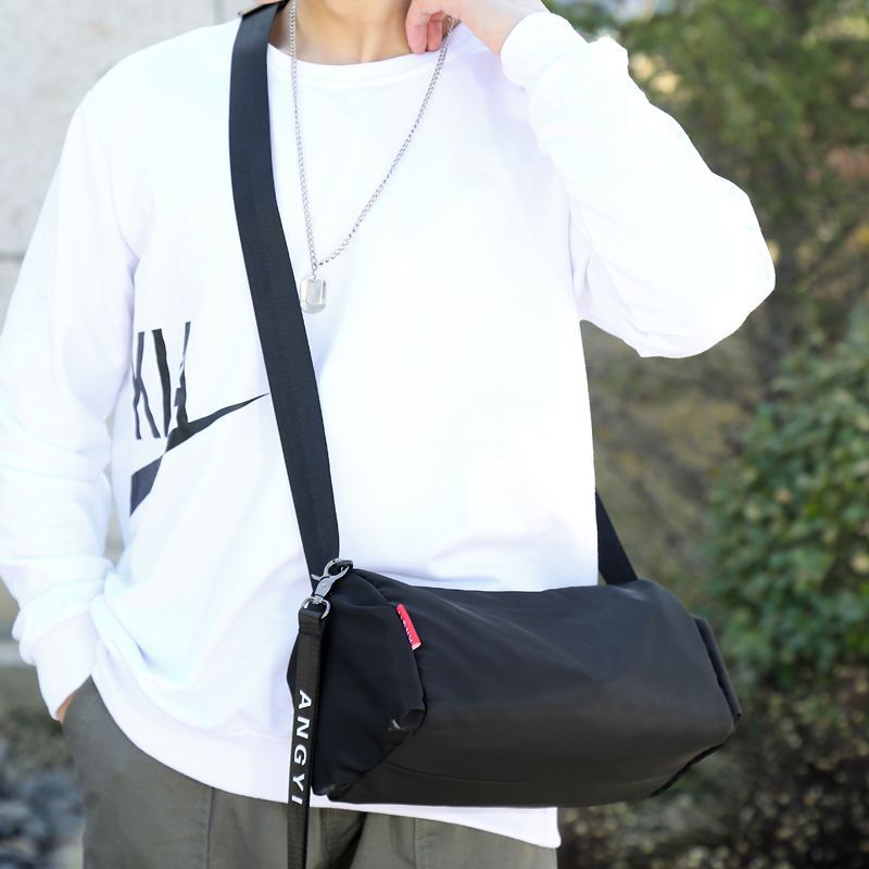 男士简约单肩斜挎包休闲时尚运动潮流小背包学生挂包圆筒包-阿里巴巴