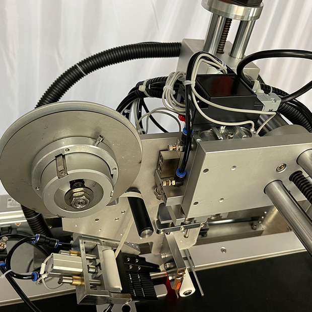 懿东高温胶带贴胶机 双面胶全自动贴标机 可定制保护膜自动贴膜机