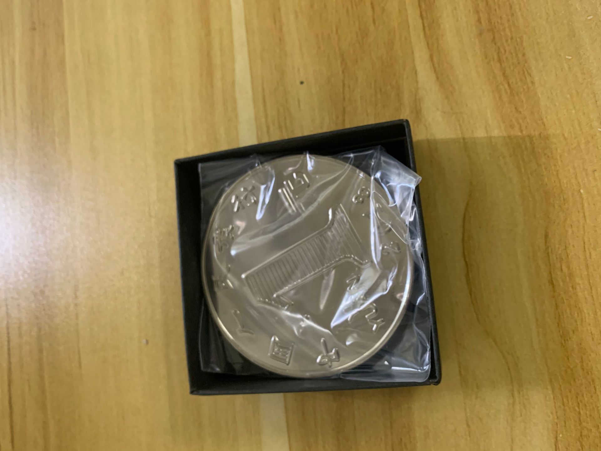 一元大硬币纪念币魔术道具3寸7厘米近景空手变超大币菊花币钱币