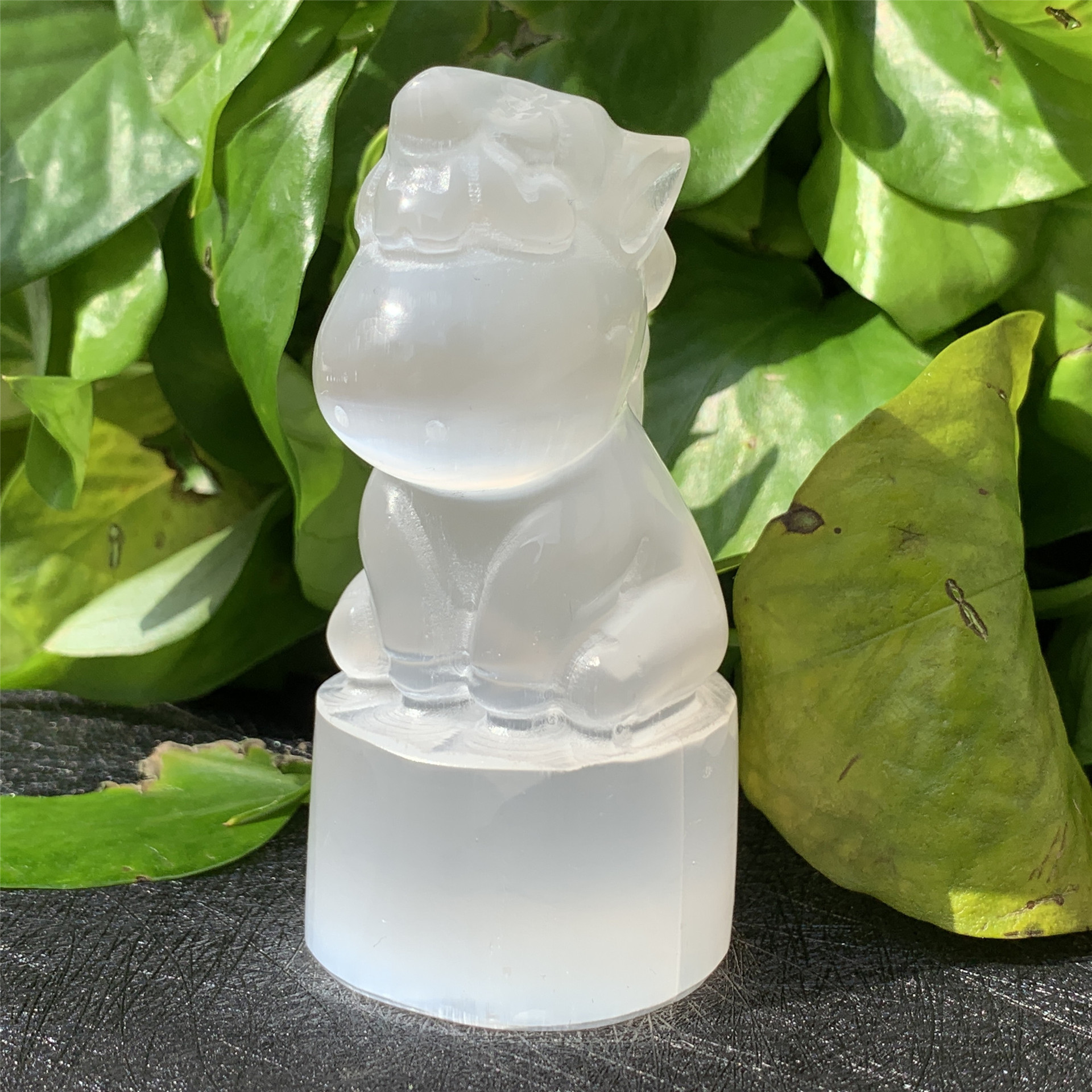 批发白色石膏雕刻头骨 透明石膏石独角兽 家居装饰礼物水晶工艺品