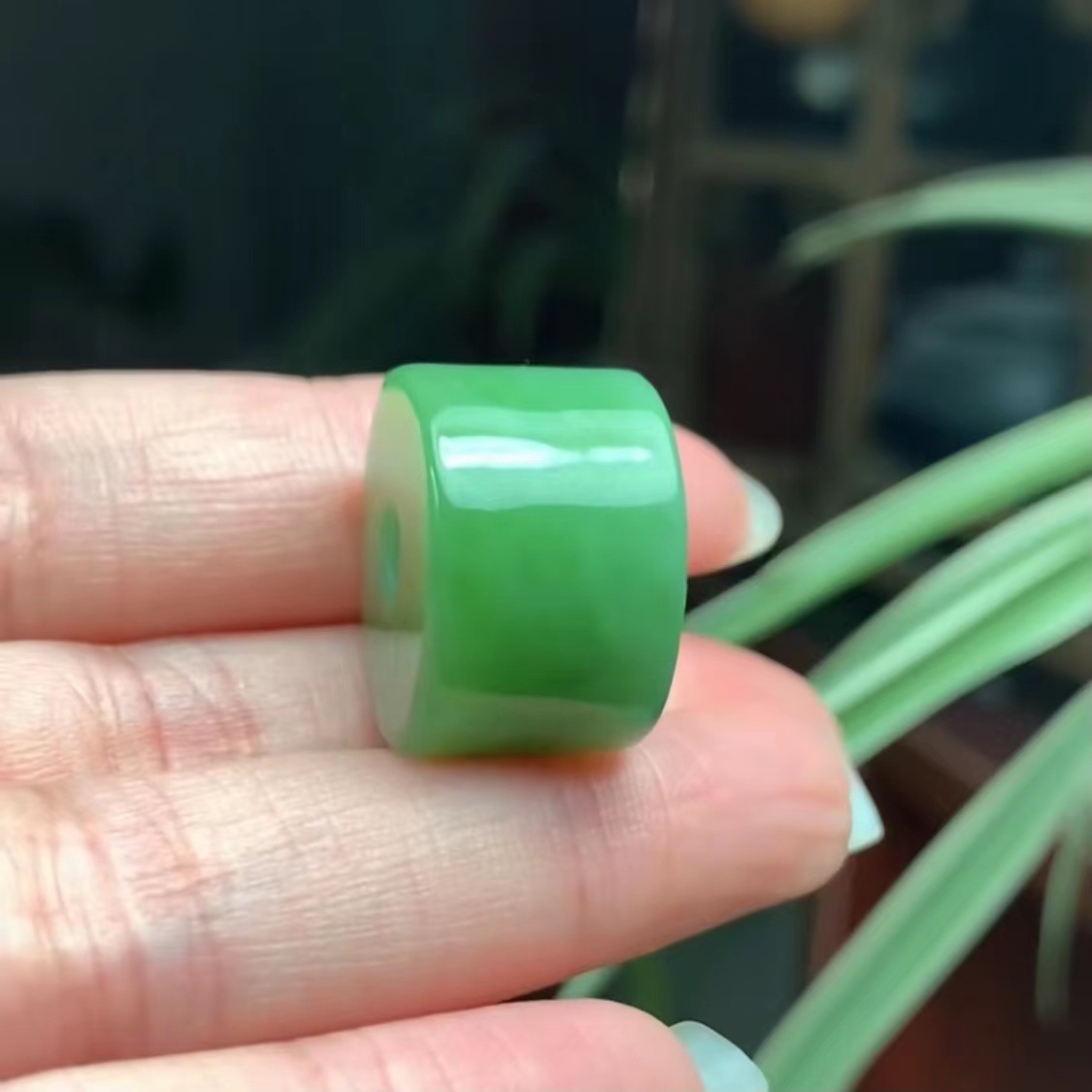 和田玉俄老料碧玉阳绿桶珠吊坠 无黑点无裂颜色油润阳绿色坠子