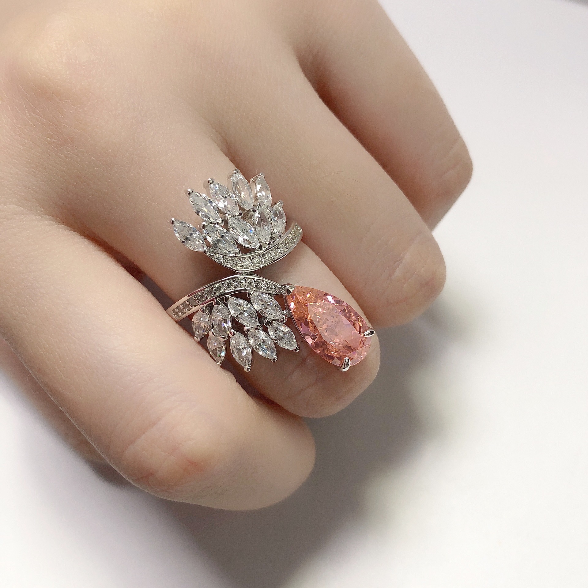 s925银镀金4克拉钻石切割 水滴戒指 马眼碎钻镶嵌戒壁 高碳钻戒指