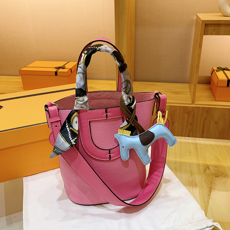 Bags Women's Bag 2023 New High-Profile Figure Pig Nose Vegetable Basket Child and Mother Bucket Bag Cross-Border Fashion Single Room Portable