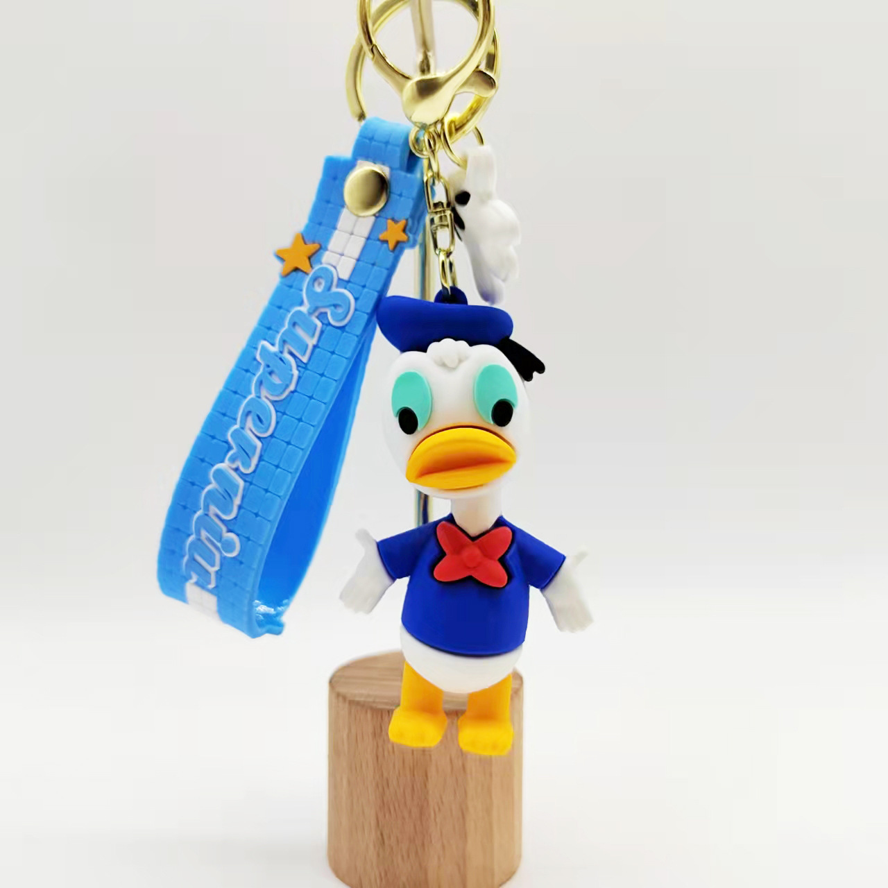 可爱新款卡通站姿卫衣唐老鸭ins钥匙扣女学生包软胶挂件礼品批发