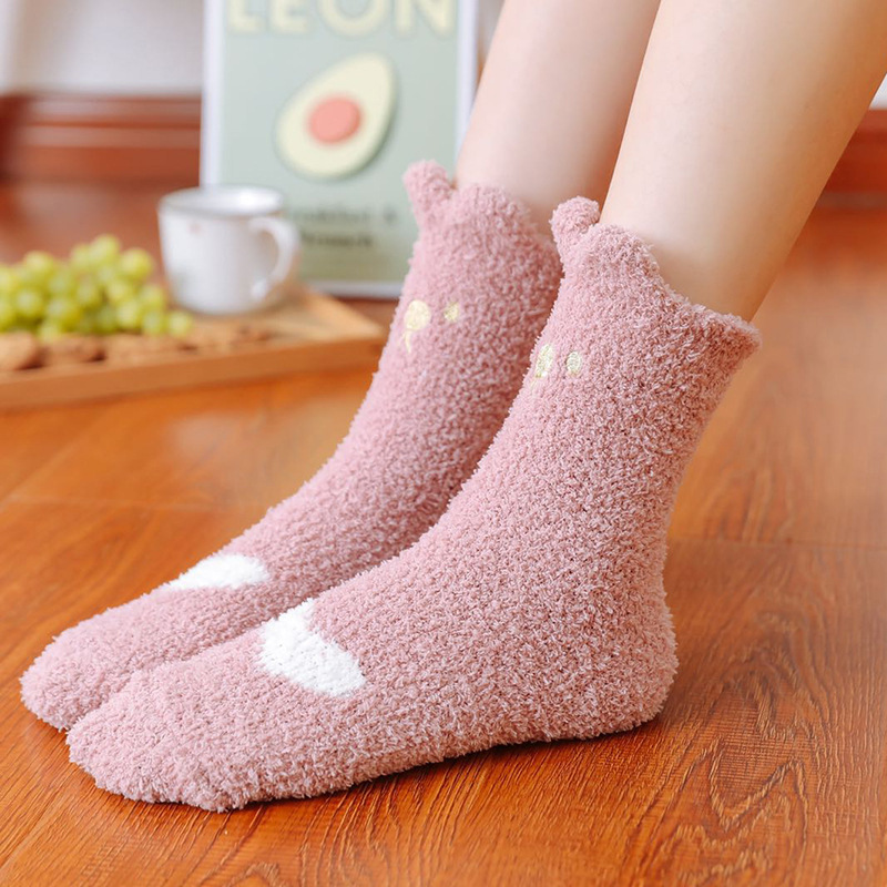 珊瑚绒刺绣保暖袜子女冬天中长筒居家袜月子袜睡眠地毯毛巾袜