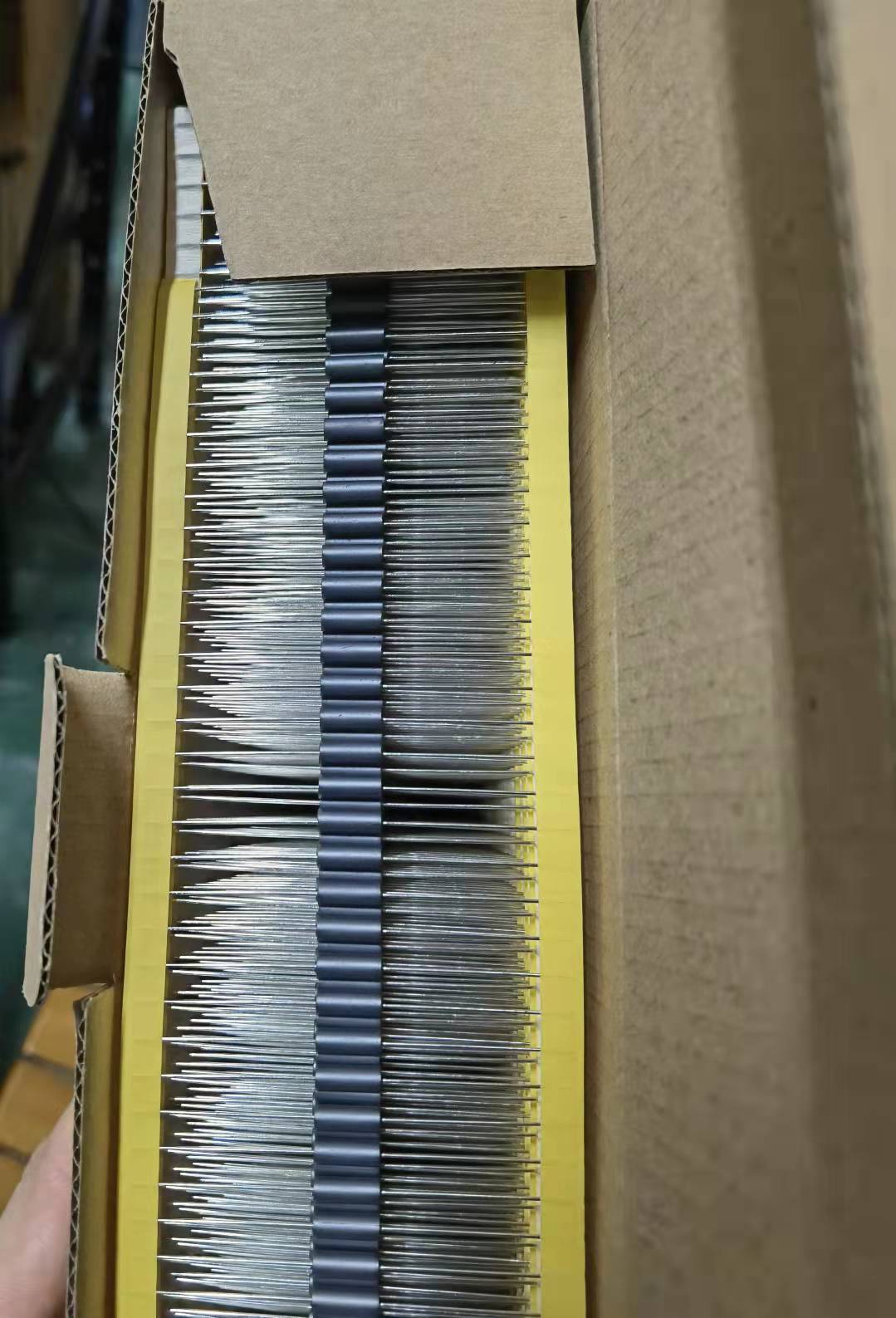 穿心磁珠3.5*8*0.8 插件磁珠 双孔磁珠 镍锌磁珠 磁环 线圈 10uh