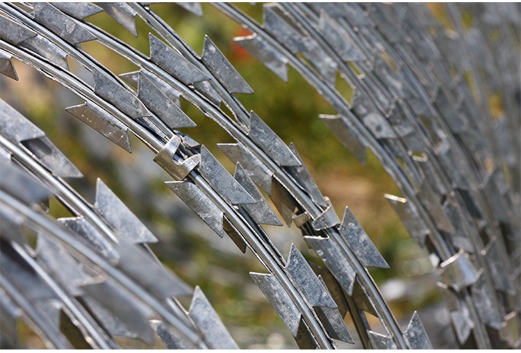 刀片刺绳热镀锌带刺铁丝 螺旋防攀爬刺筒 机场庭院防盗滚筒铁蒺藜