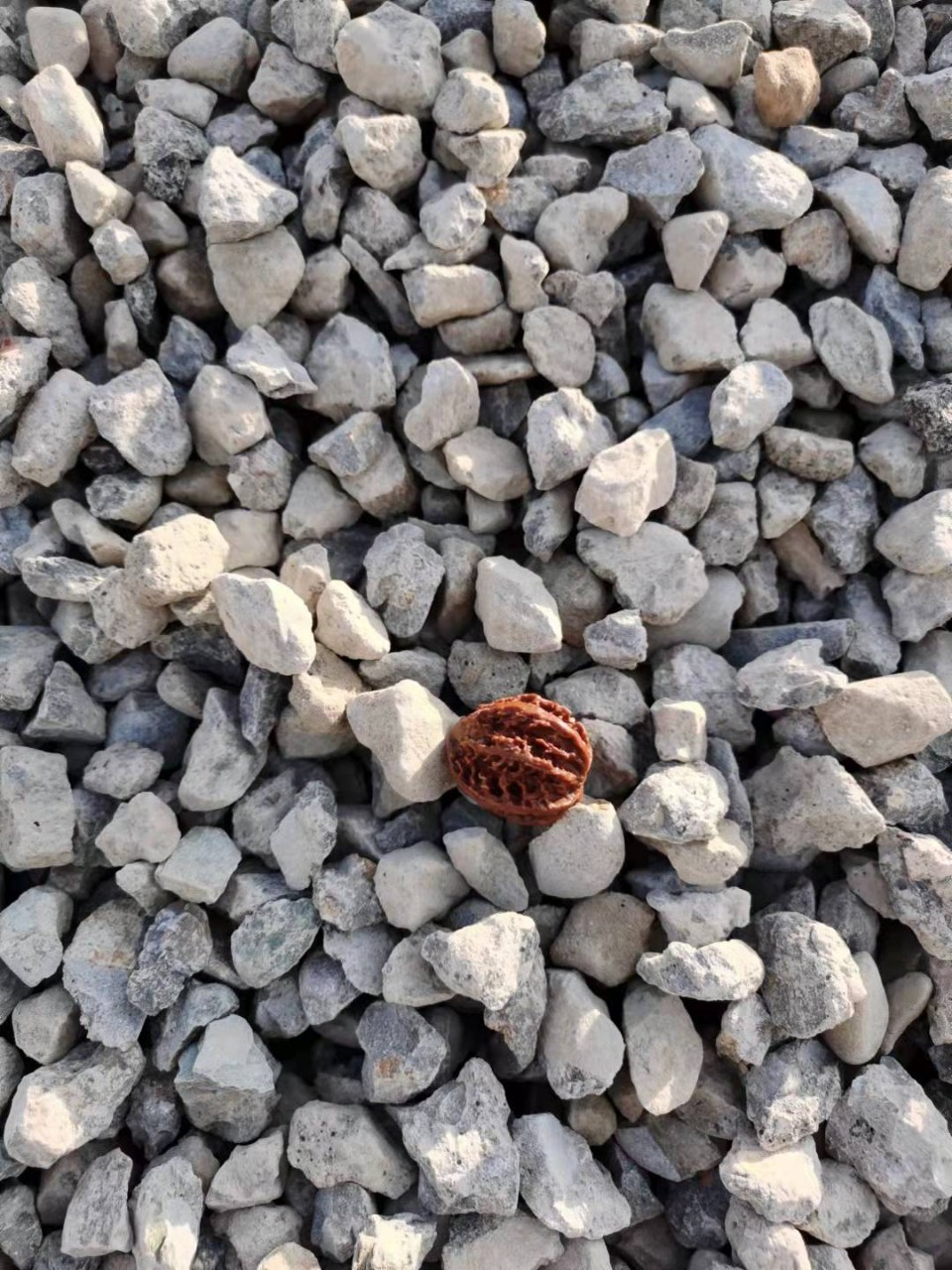 陕西西安多种规格砖渣水泥块二灰石级配碎石铺路石毛料毛沙毛石