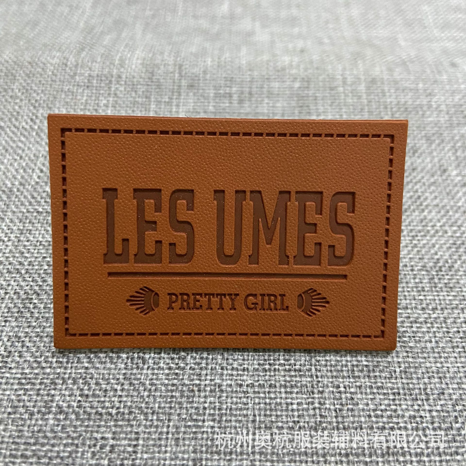 箱包皮标皮牌pu皮革服装商标logo压花变色牛仔裤贴标五金皮牌牛皮