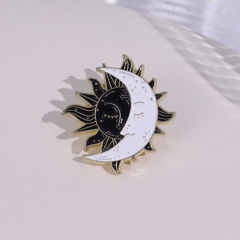 Black and White Lovers Brooch Moon and Sun Golden M Badge Clothing Remarks Bag Clasp Collar Pin