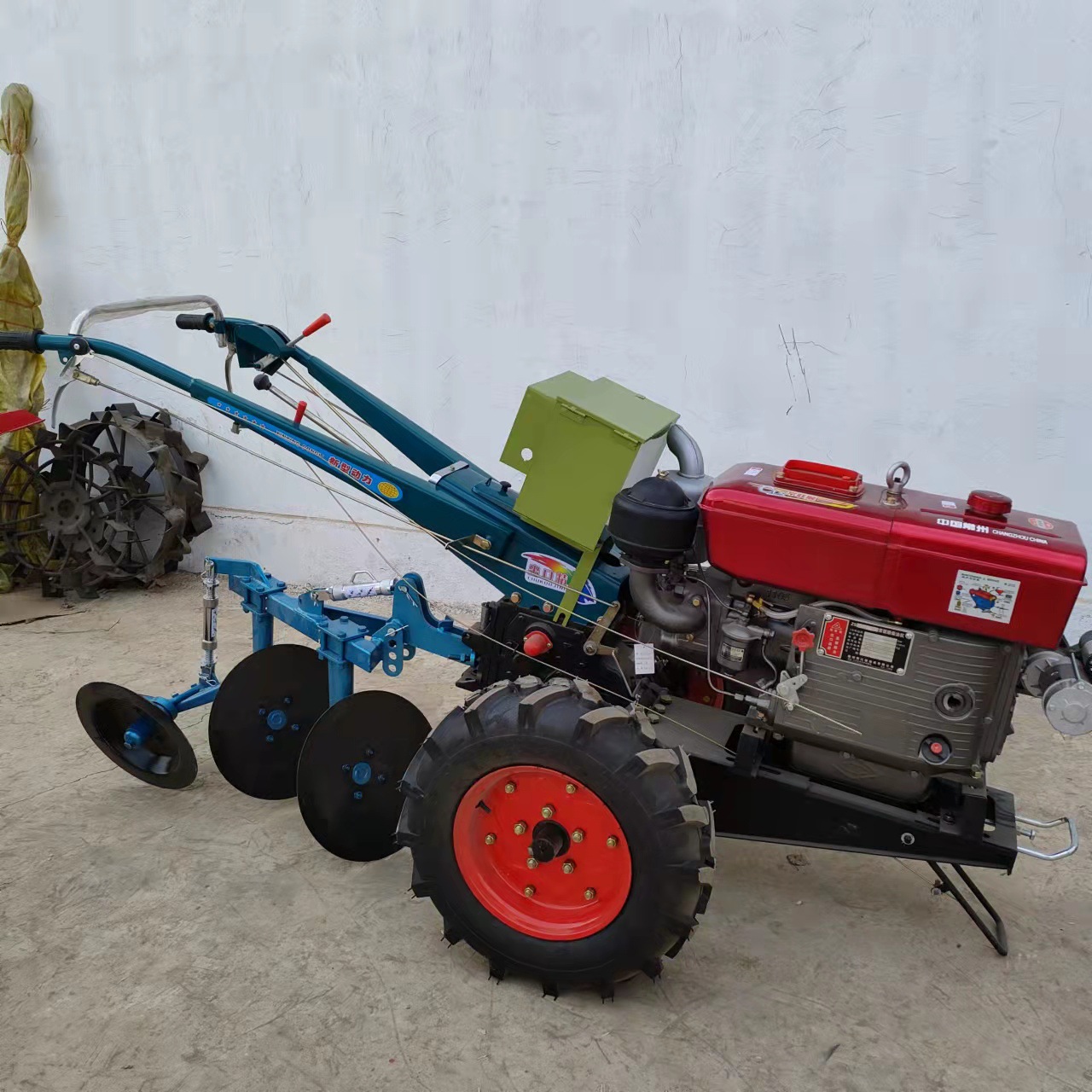 旋耕机新款犁地翻土机价格图片田园管理机开沟培土机履带式开沟机图片