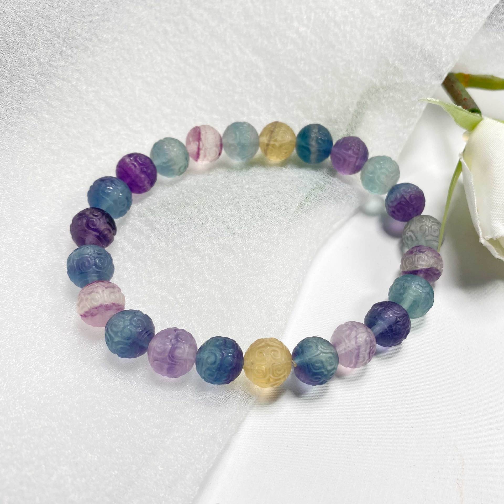 仕凡珠宝彩色萤石回纹珠手链时尚雕刻萤石水晶手串厂家批发