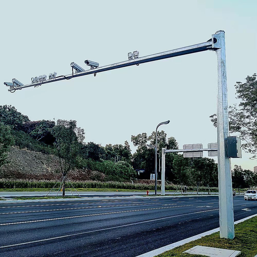 交通信号杆监控杆红绿灯杆摄像头杆立柱多功能监控杆灯杆灯柱