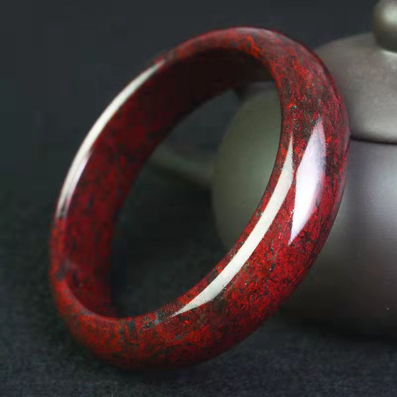 天然新疆红伊丁陨石手镯鸡血石玉手镯抗疲劳养生工厂直销量大从优