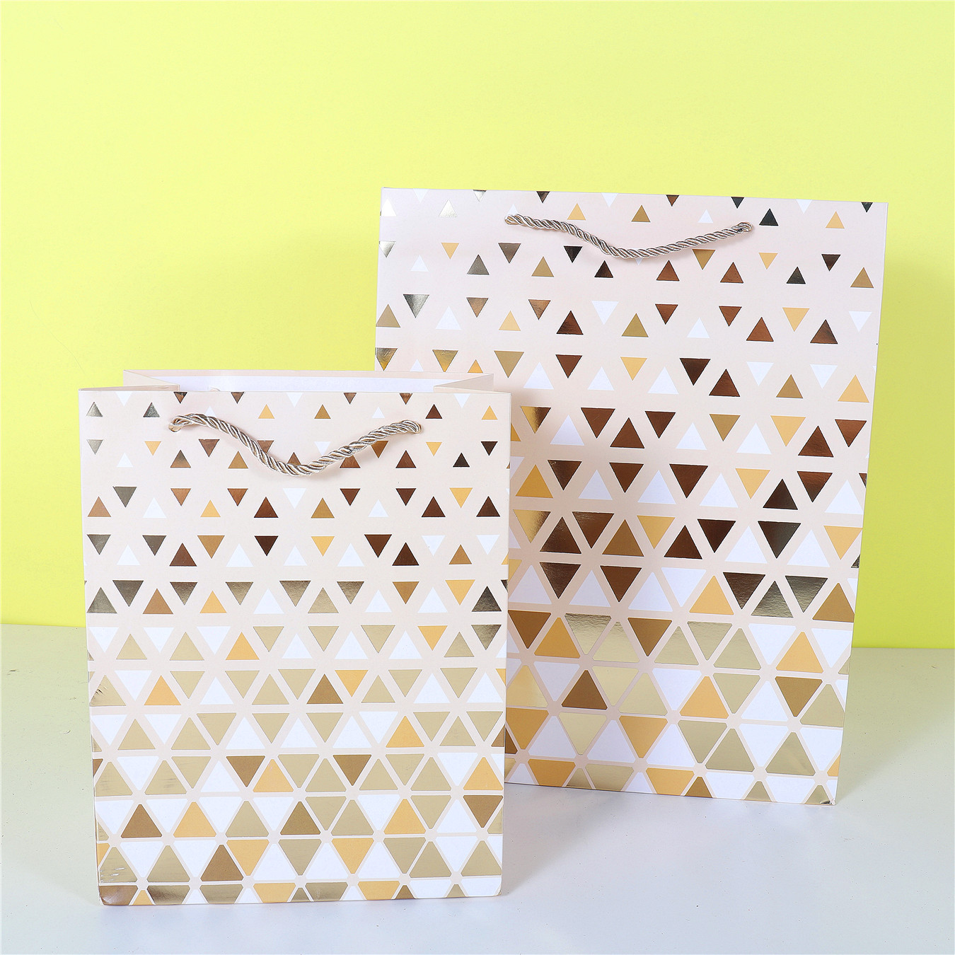 Yiwu Foreign Trade Factory Five-Pointed Star Bronzing Paper White Card Portable Paper Bag in Stock Wholesale Gradient Color