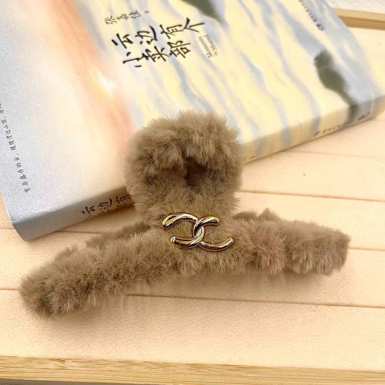 Autumn and Winter Dopamine Classic Style Plush 13cm Clamp Hairpin Female Back Head Updo Shark Furry Barrettes Female