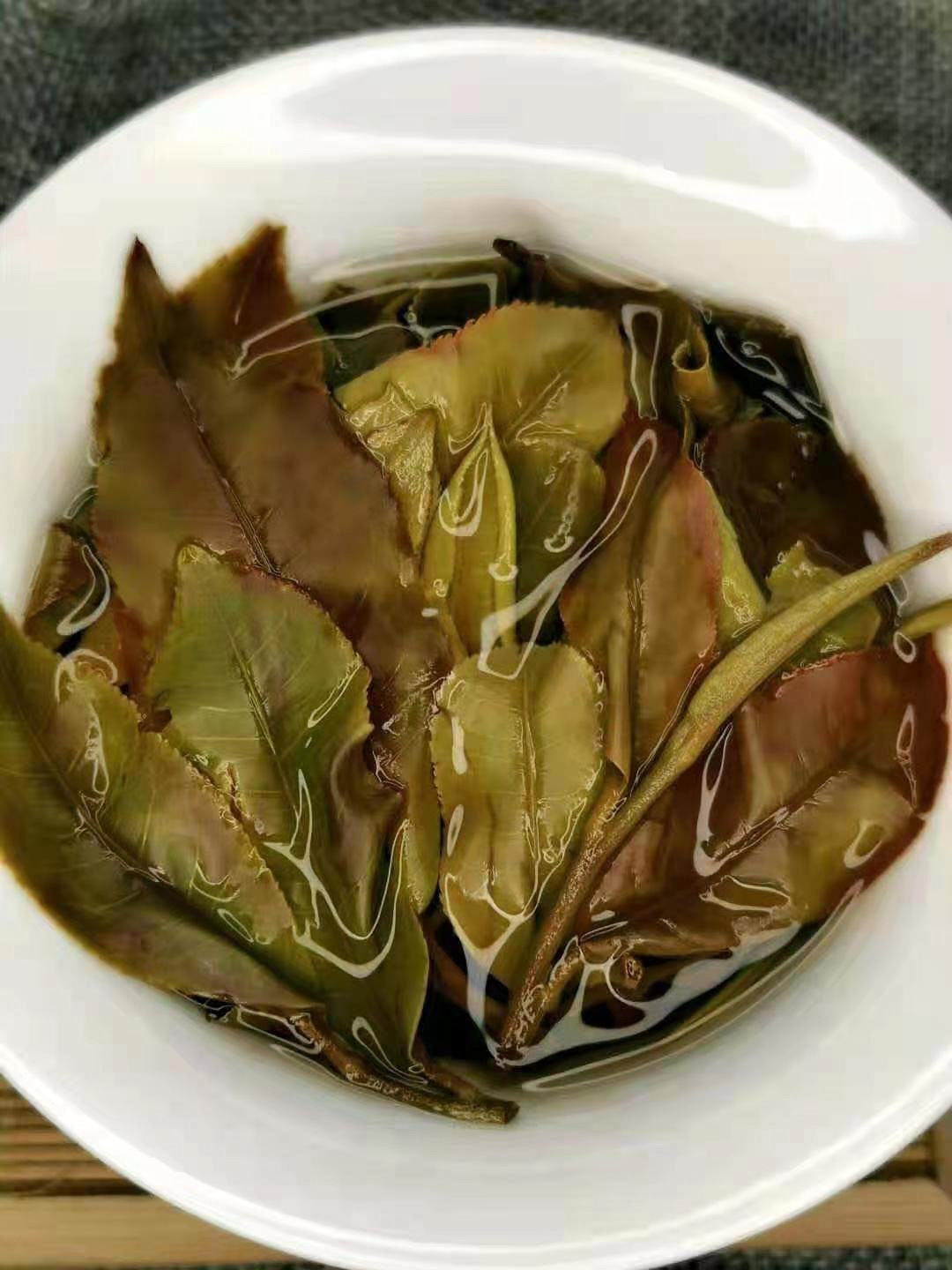 南糯山古树白茶,福鼎白茶工艺制作,它不经杀青揉捻,而是采用自然萎凋.