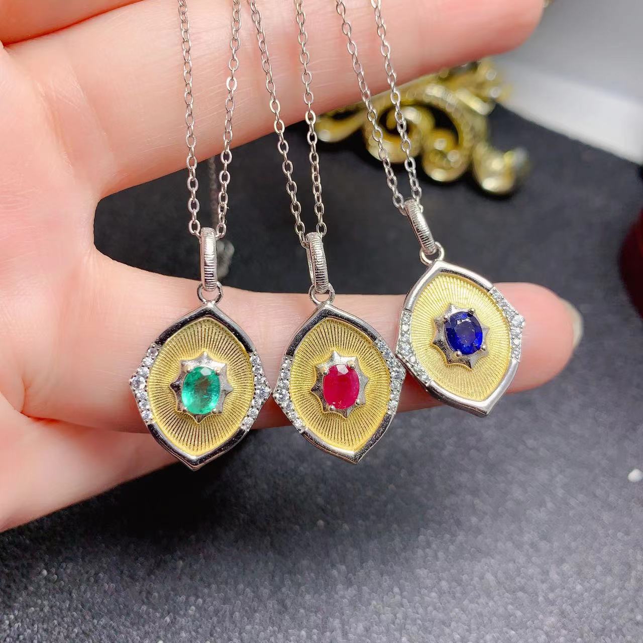 坤爱珠宝天然红宝石吊坠通体925银镶嵌双色拉丝蓝宝石祖母绿项链