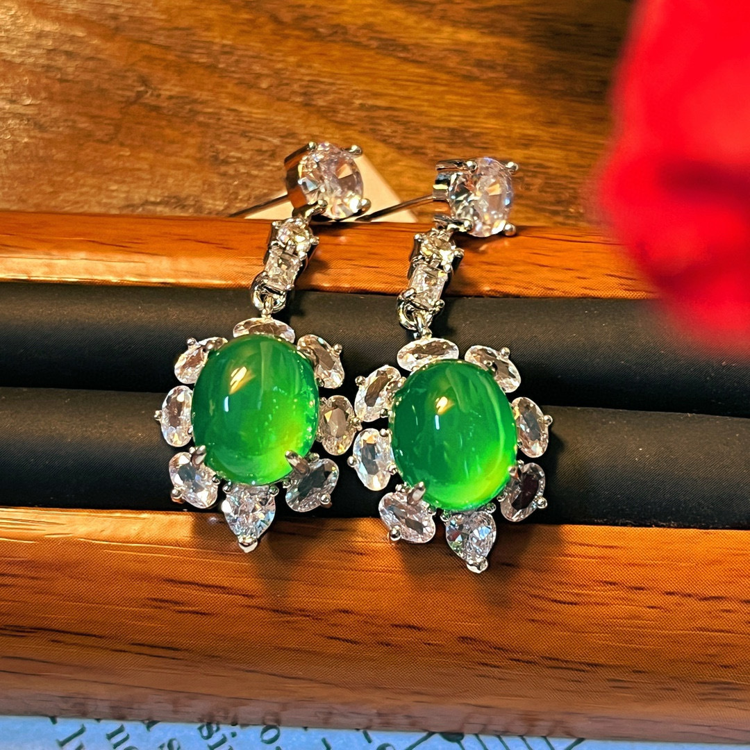 天然冰种玉髓耳钉翡翠色少女耳坠冰透玉石镶嵌银色耳环绿玛瑙耳饰