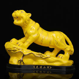 陶瓷红色老虎摆件招财镇宅办公室桌家居装饰品上山虎瓷器摆设礼品
