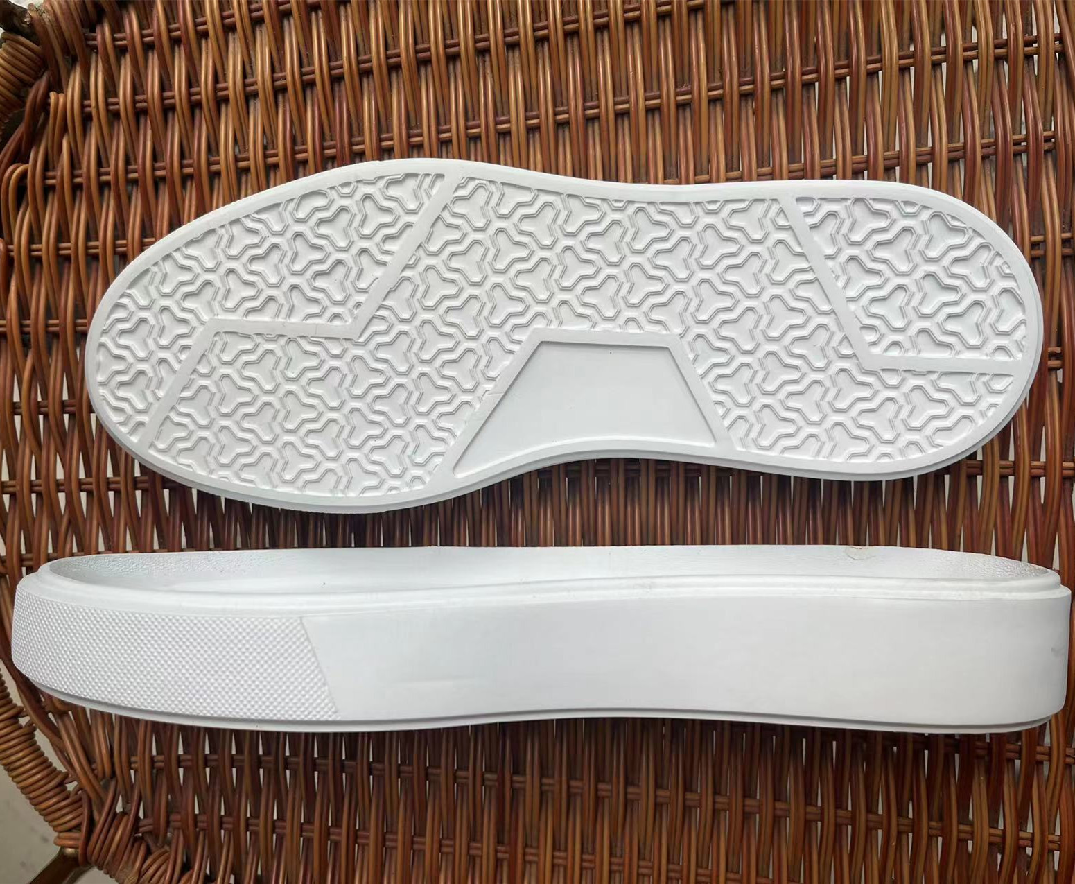 双东莞鞋材新款md发泡大底老爹鞋增高运动休闲男女款注塑橡塑鞋底￥28