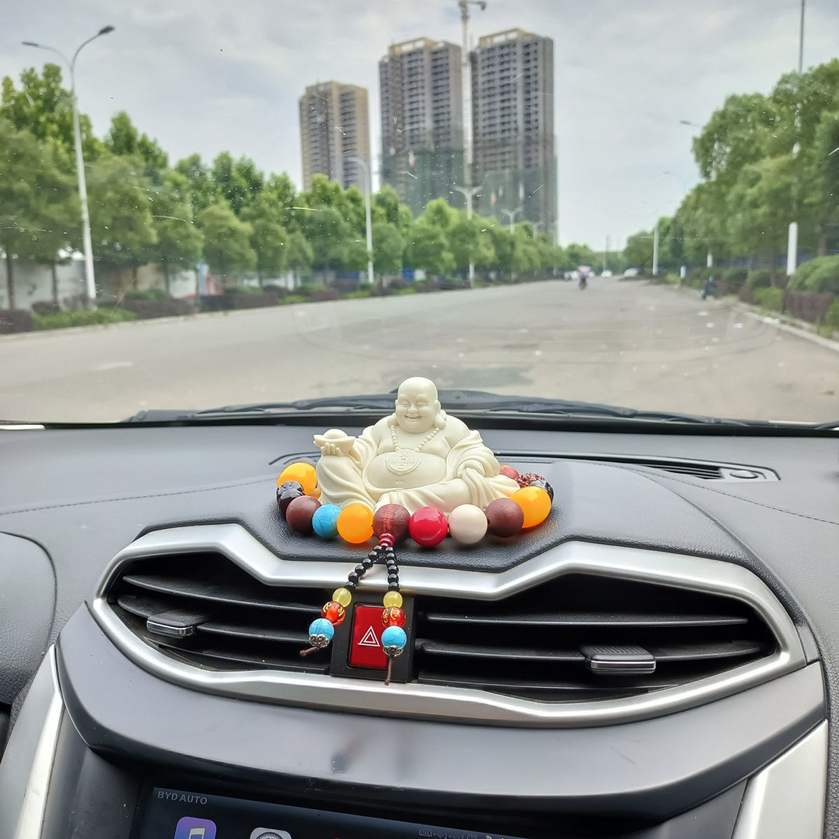 车内摆件2022款弥勒佛汽车车载用品创意装饰品笑佛车上佛像